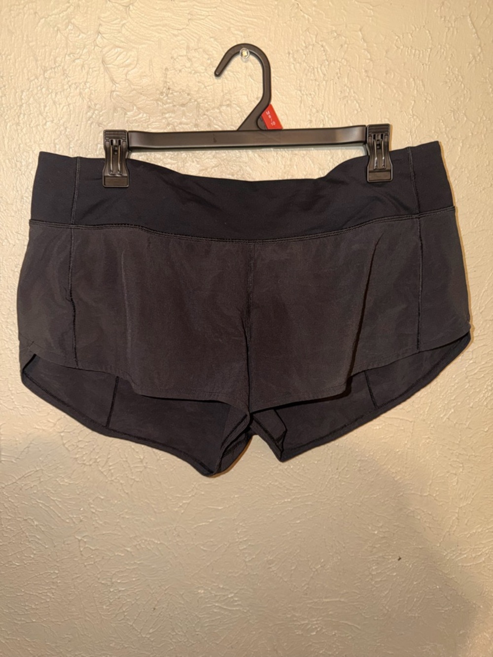 Lululemon size 10 Hottie Hot shorts
